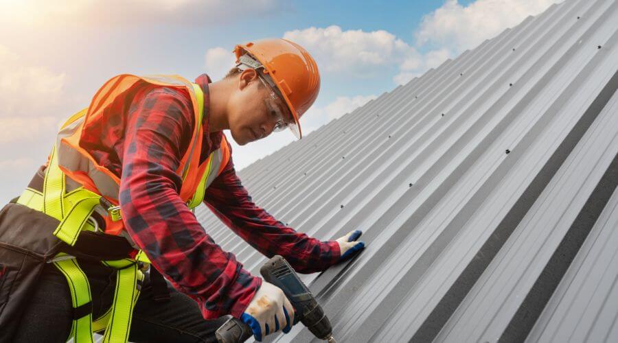 Professional gutter cleaning in North Liberty, IA